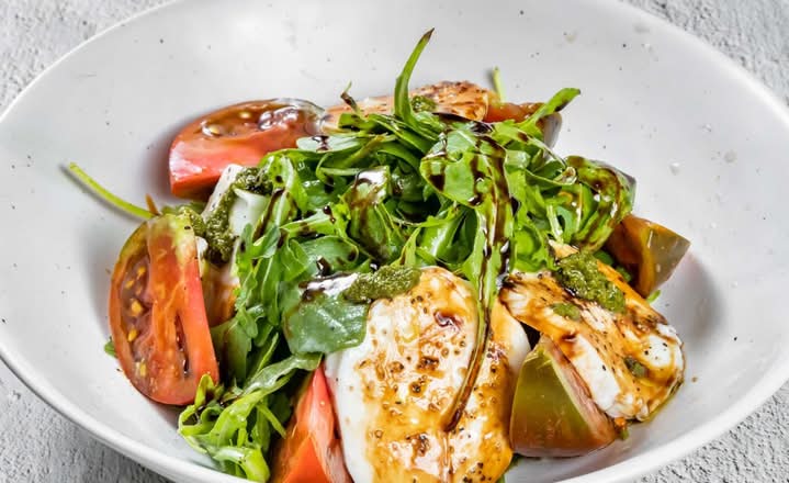 Thai Basil Mozzarella Salad (V)（羅納芝士沙律）